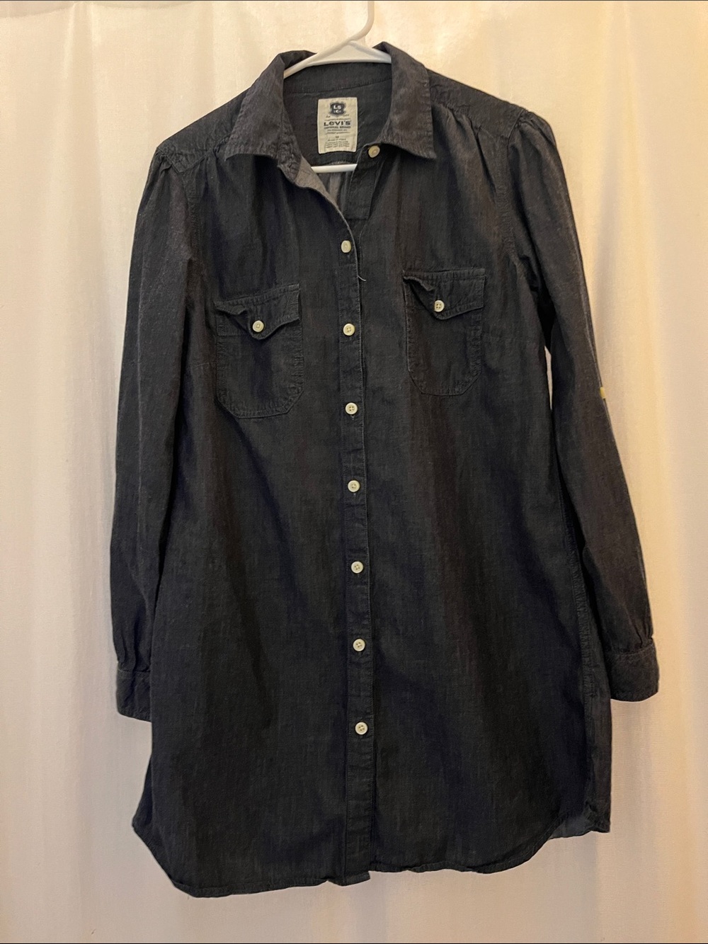 Levi’s Long Sleeve Button-Down Shirt Size Medium.